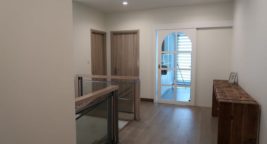 For sale 4 bedrooms house in Saphan Sung, Bangkok