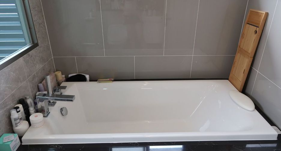 For sale 4 bedrooms house in Saphan Sung, Bangkok