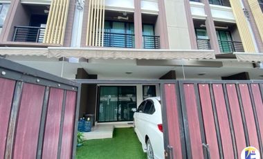 À vendre 3 chambres maison de ville à Phasi Charoen, Bangkok