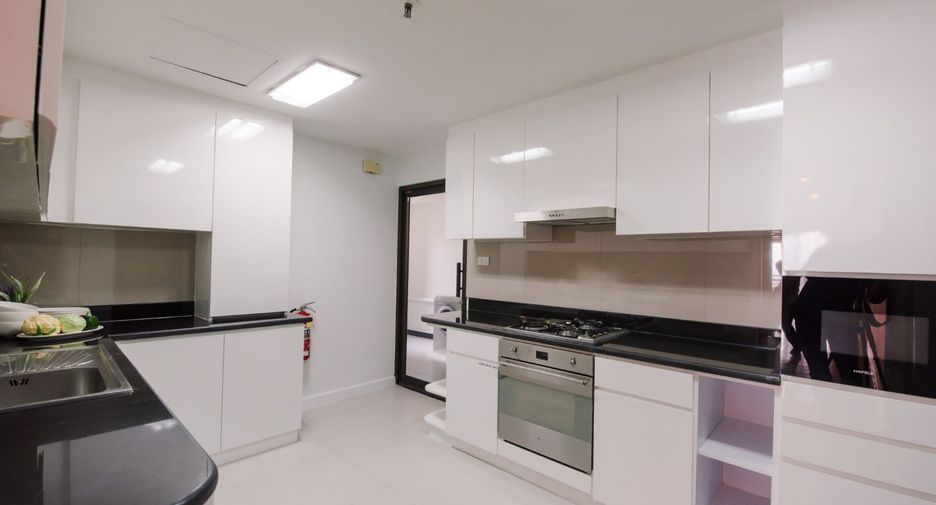 For rent 3 ベッドルーム condo in Khlong Toei, Bangkok