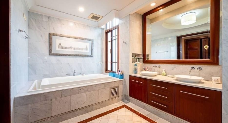 For rent and for sale 5 bedrooms house in Watthana, Bangkok