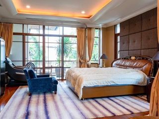 For rent and for sale 5 bedrooms house in Watthana, Bangkok