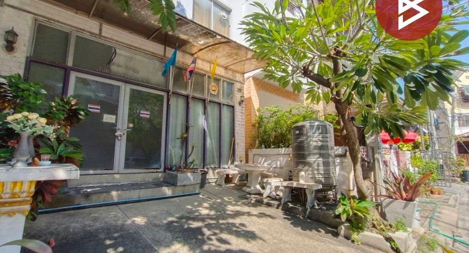 For sale 5 bed townhouse in Bueng Kum, Bangkok