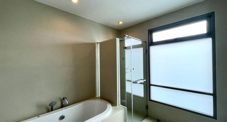 Condo en alquiler de 3 habitaciones en Khlong Toei, Bangkok