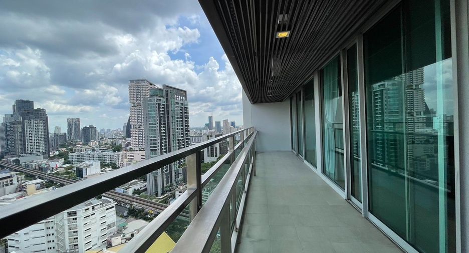 Condo en alquiler de 3 habitaciones en Khlong Toei, Bangkok