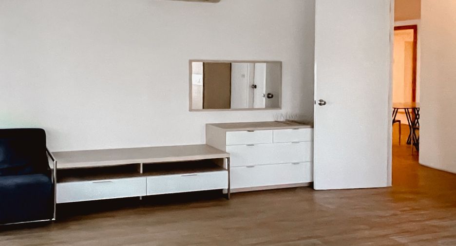 For rent 3 bedrooms condo in Phaya Thai, Bangkok
