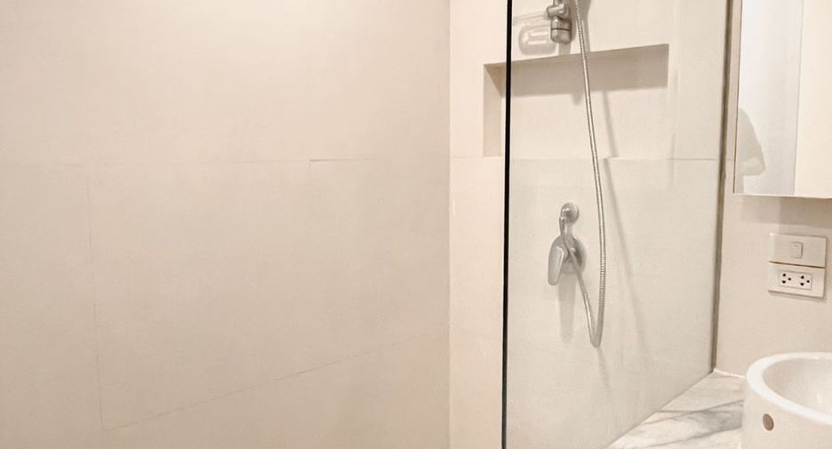 For rent 3 bedrooms condo in Phaya Thai, Bangkok