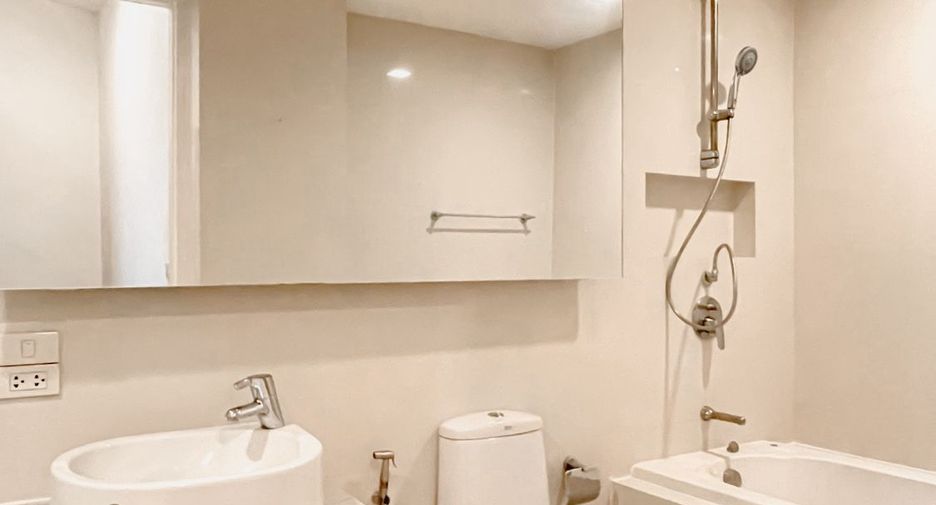 For rent 3 bedrooms condo in Phaya Thai, Bangkok