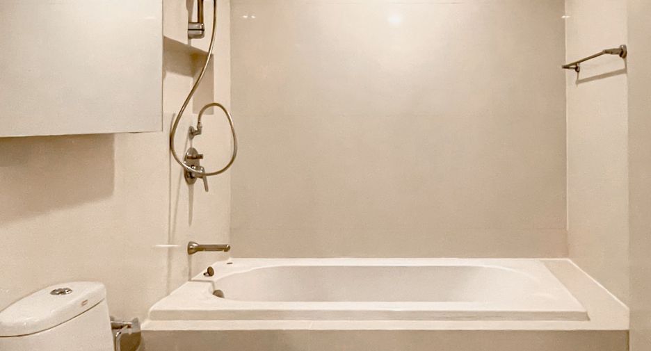 For rent 3 bedrooms condo in Phaya Thai, Bangkok