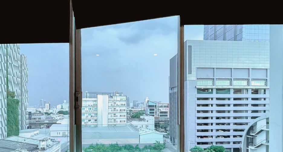 For rent 3 bedrooms condo in Phaya Thai, Bangkok