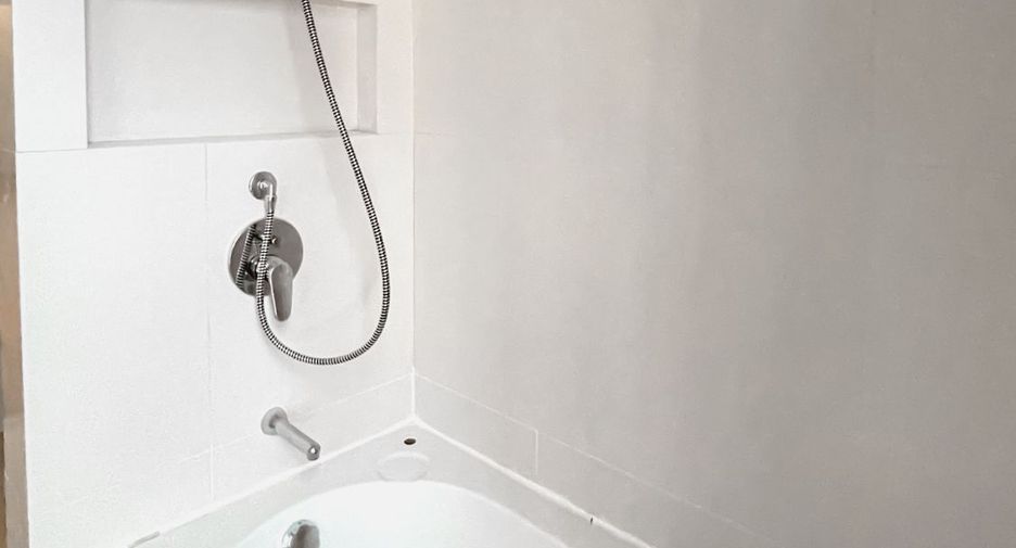 For rent 3 bedrooms condo in Phaya Thai, Bangkok