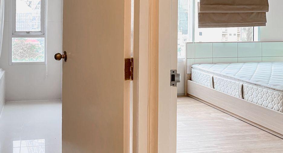For rent 3 bedrooms condo in Phaya Thai, Bangkok