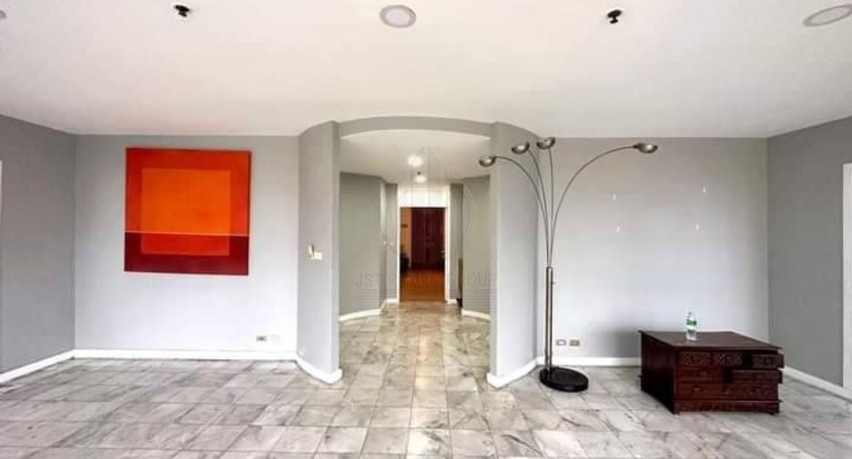 For rent 4 bedrooms condo in Watthana, Bangkok