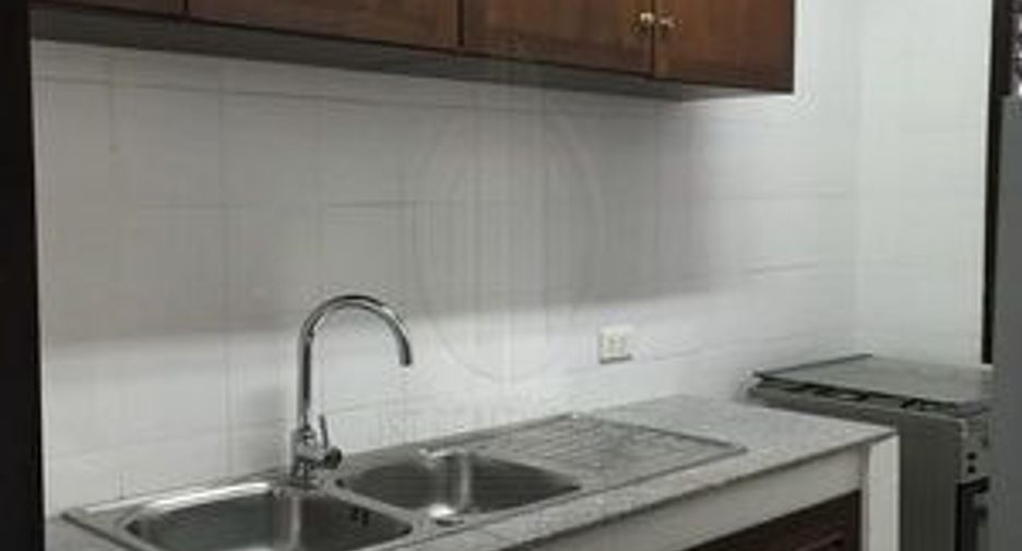 For rent 4 bedrooms townhouse in Watthana, Bangkok