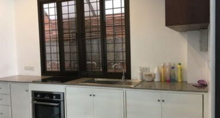 For rent 4 bedrooms townhouse in Watthana, Bangkok