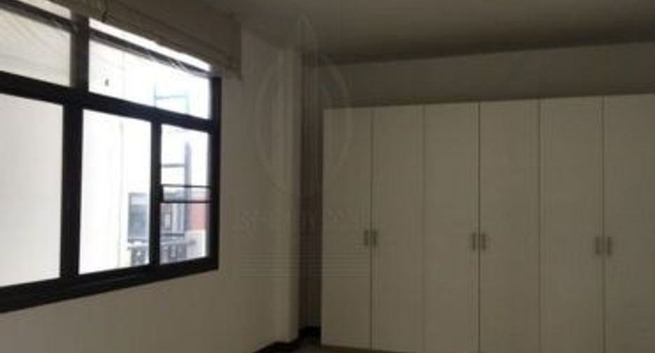 For rent 4 bedrooms townhouse in Watthana, Bangkok