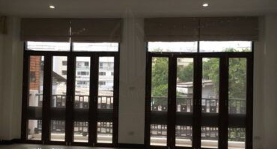 For rent 4 bedrooms townhouse in Watthana, Bangkok