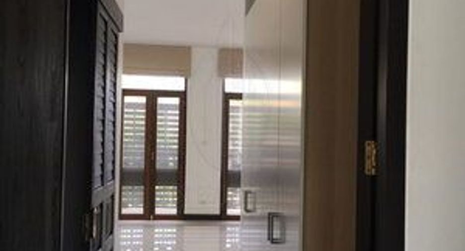 For rent 4 bedrooms townhouse in Watthana, Bangkok