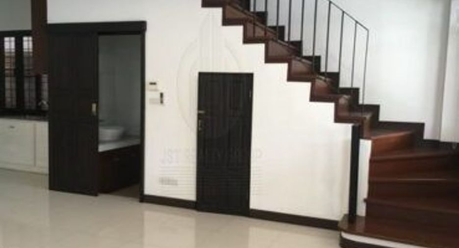 For rent 4 bedrooms townhouse in Watthana, Bangkok