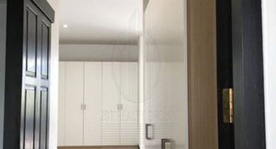 For rent 4 bedrooms townhouse in Watthana, Bangkok
