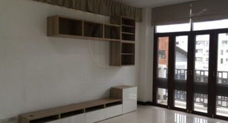 For rent 4 bedrooms townhouse in Watthana, Bangkok
