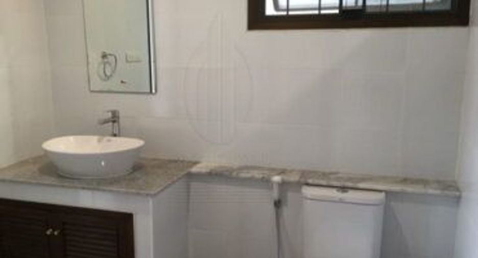 For rent 4 bedrooms townhouse in Watthana, Bangkok