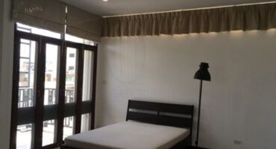 For rent 4 bedrooms townhouse in Watthana, Bangkok