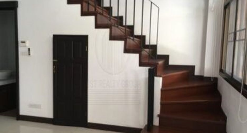 For rent 4 bedrooms townhouse in Watthana, Bangkok