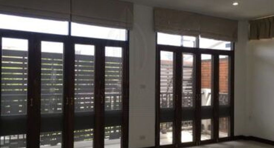 For rent 4 bedrooms townhouse in Watthana, Bangkok