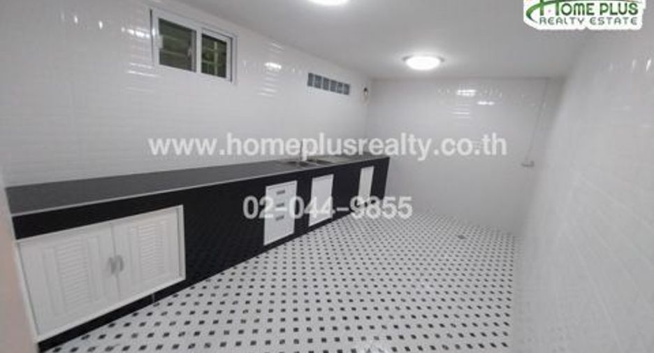 For sale 5 ベッドルーム townhouse in Nong Khaem, Bangkok