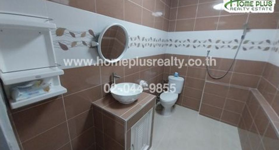 For sale 5 ベッドルーム townhouse in Nong Khaem, Bangkok