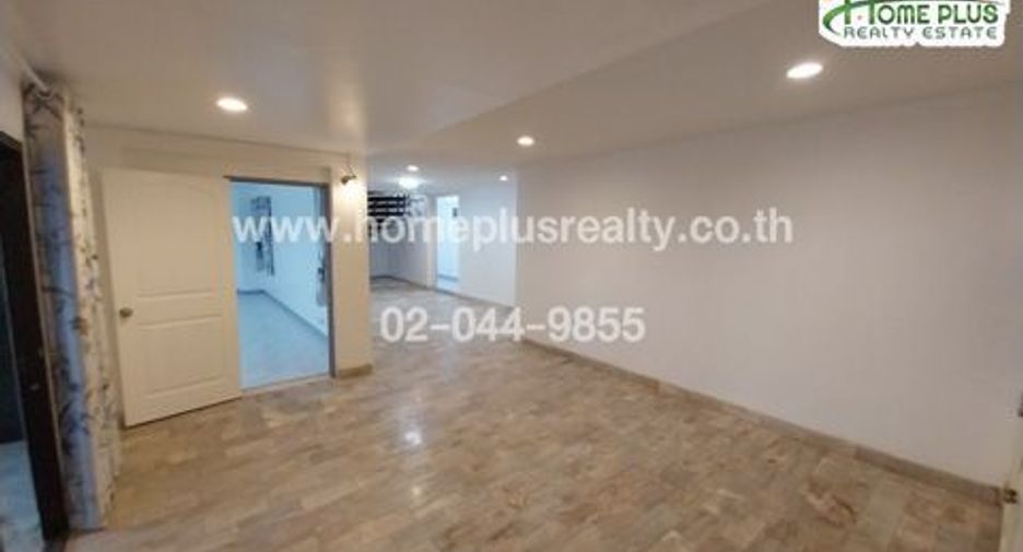 For sale 5 ベッドルーム townhouse in Nong Khaem, Bangkok