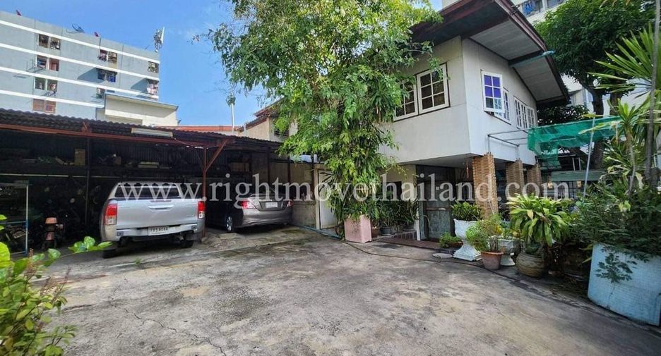 For sale 4 Beds house in Phra Khanong, Bangkok