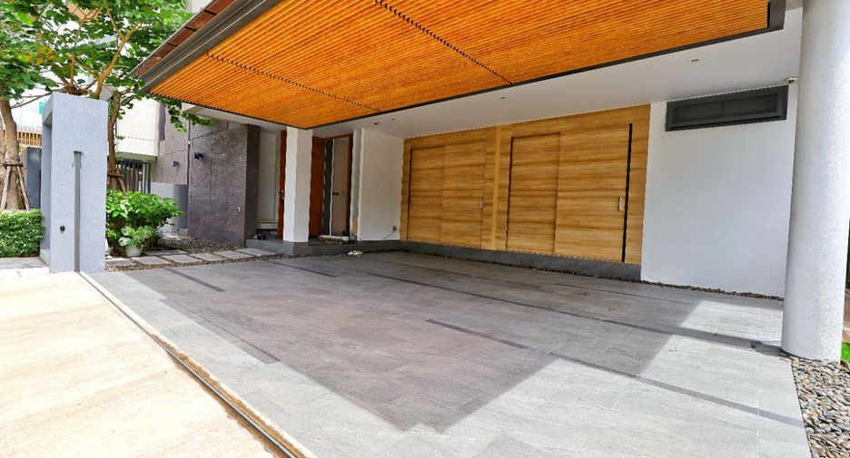 For sale 4 bedrooms house in Yan Nawa, Bangkok