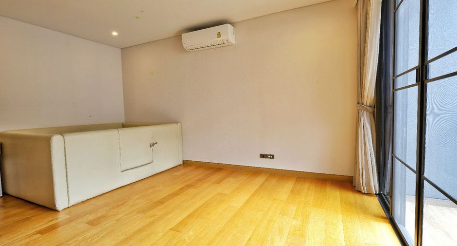 For sale 4 bedrooms house in Yan Nawa, Bangkok