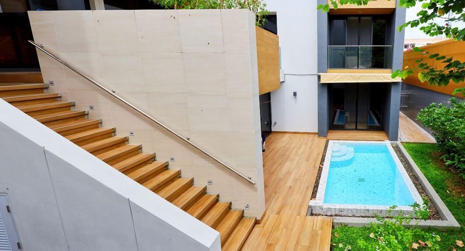 For sale 4 bedrooms house in Yan Nawa, Bangkok