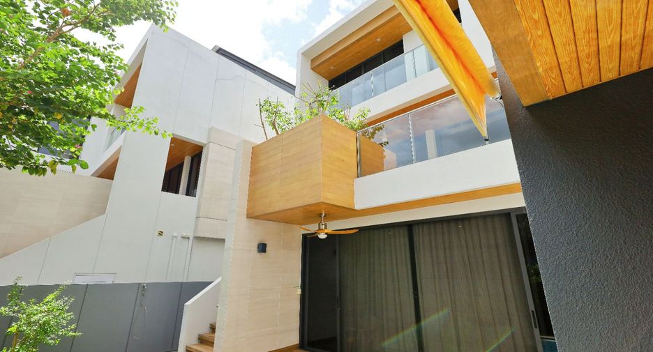 For sale 4 bedrooms house in Yan Nawa, Bangkok