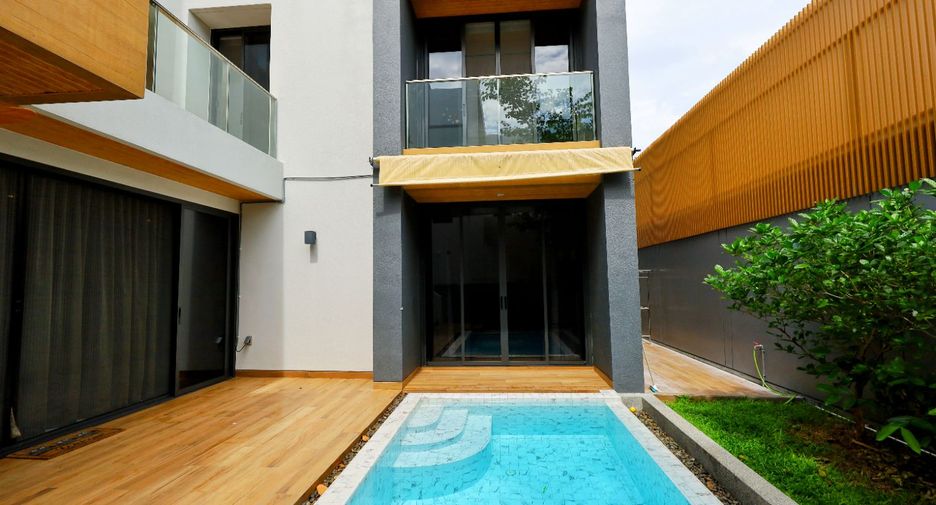 For sale 4 bedrooms house in Yan Nawa, Bangkok