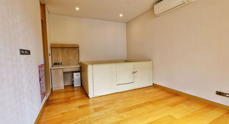 For sale 4 bedrooms house in Yan Nawa, Bangkok