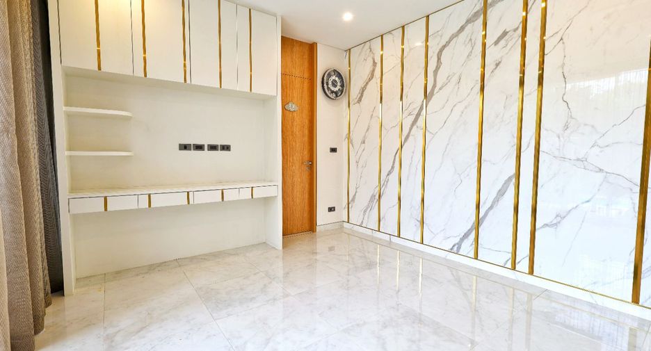 For sale 4 bedrooms house in Yan Nawa, Bangkok