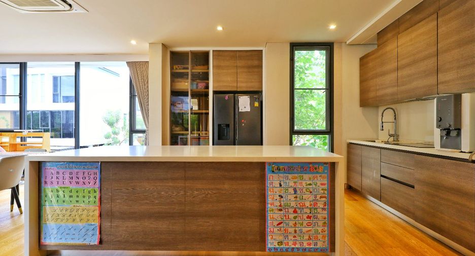 For sale 4 bedrooms house in Yan Nawa, Bangkok