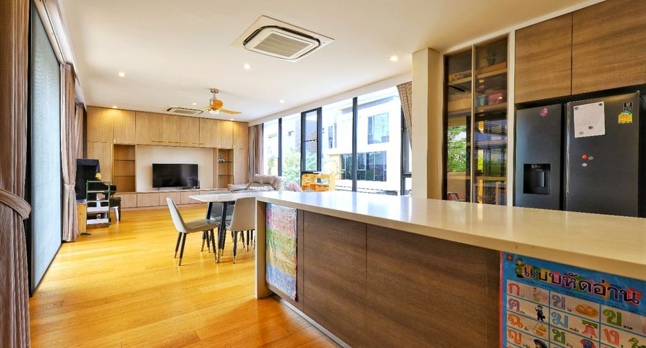 For sale 4 bedrooms house in Yan Nawa, Bangkok