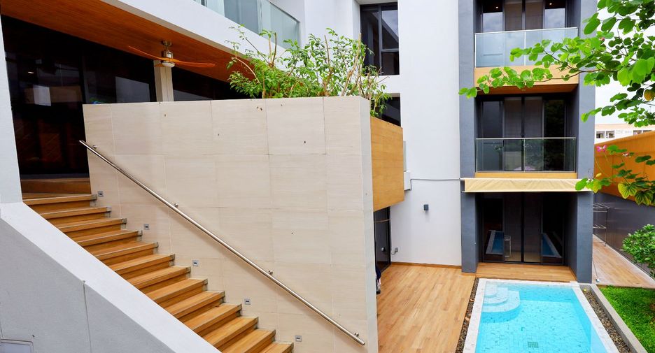 For sale 4 bedrooms house in Yan Nawa, Bangkok