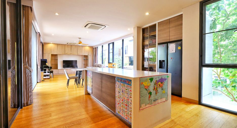 For sale 4 bedrooms house in Yan Nawa, Bangkok