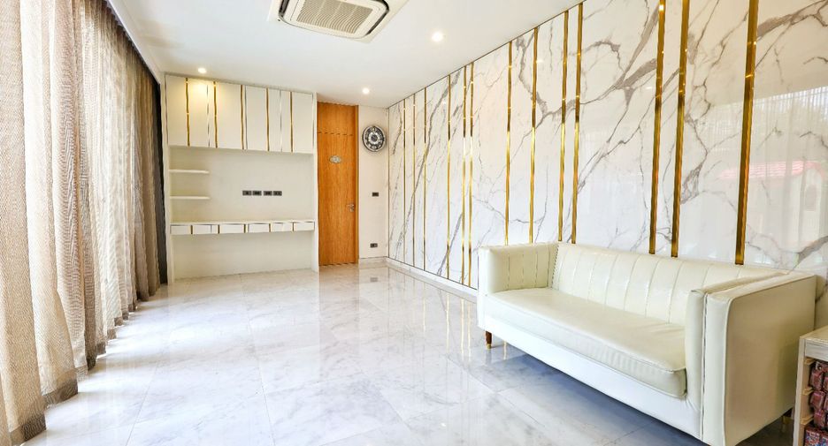 For sale 4 bedrooms house in Yan Nawa, Bangkok