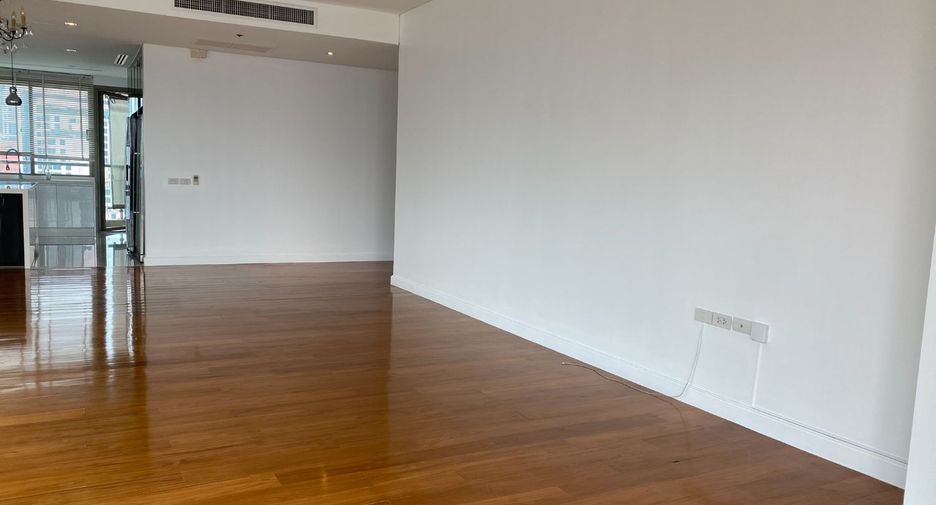 For rent 4 bedrooms condo in Khlong Toei, Bangkok