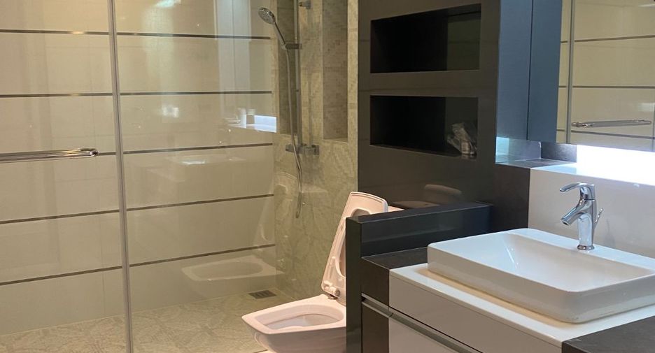 For rent 4 bedrooms condo in Khlong Toei, Bangkok