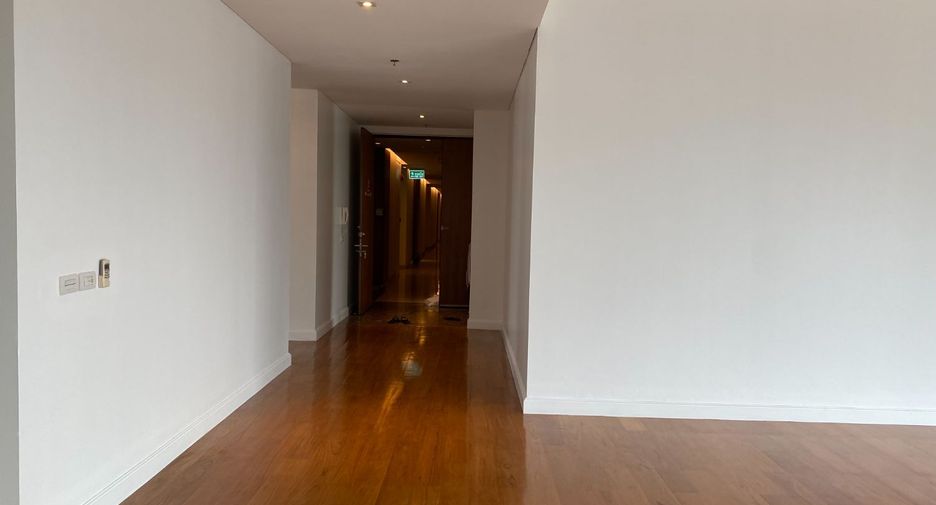 For rent 4 bedrooms condo in Khlong Toei, Bangkok