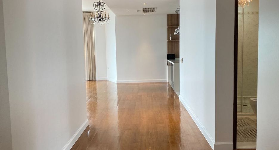 For rent 4 bedrooms condo in Khlong Toei, Bangkok