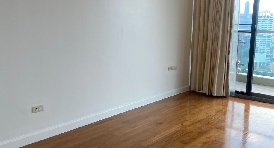 For rent 4 bedrooms condo in Khlong Toei, Bangkok